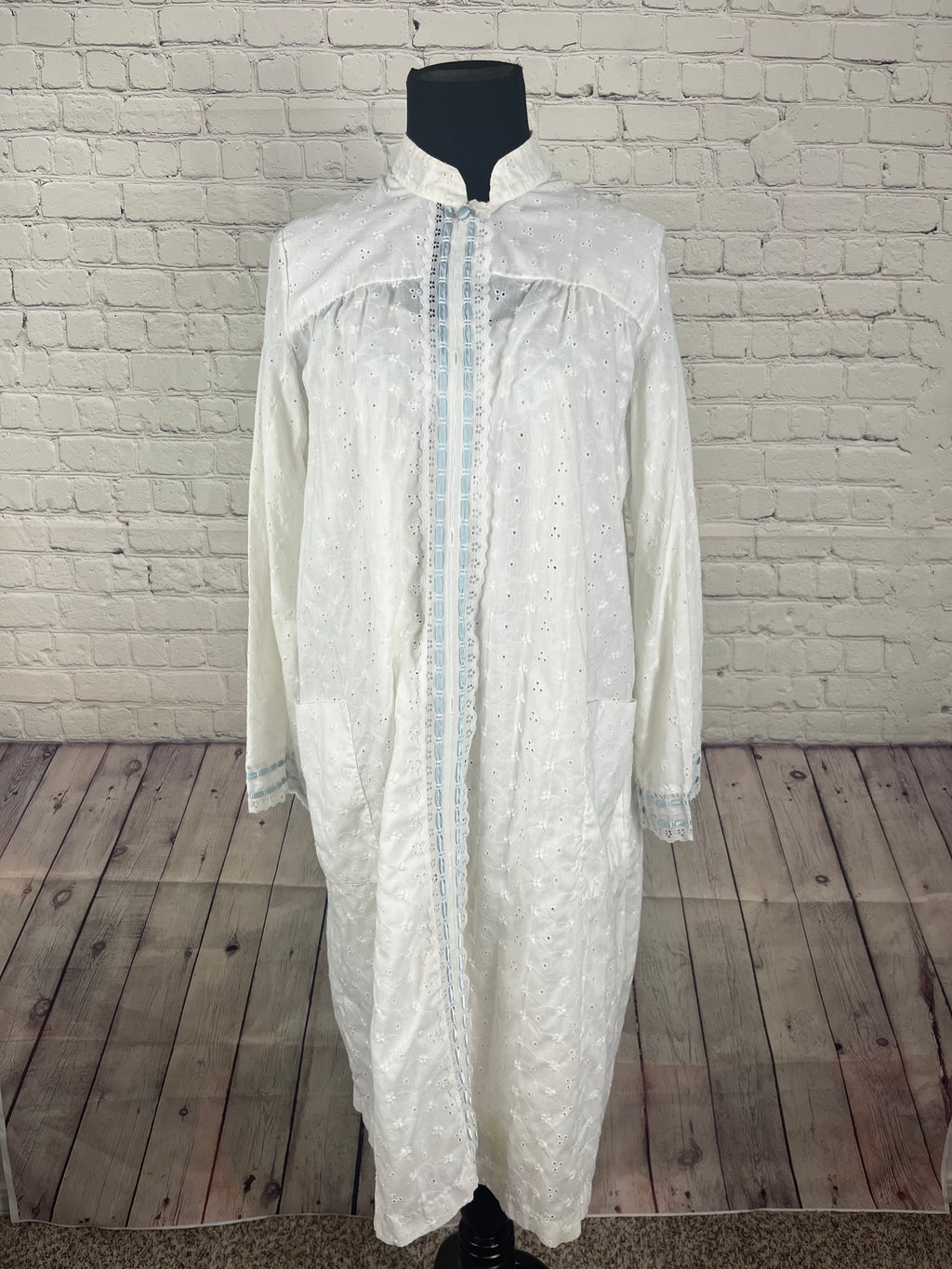 Vintage White Eyelet Nightgown & Robe Set — Two Piece (No Tags)