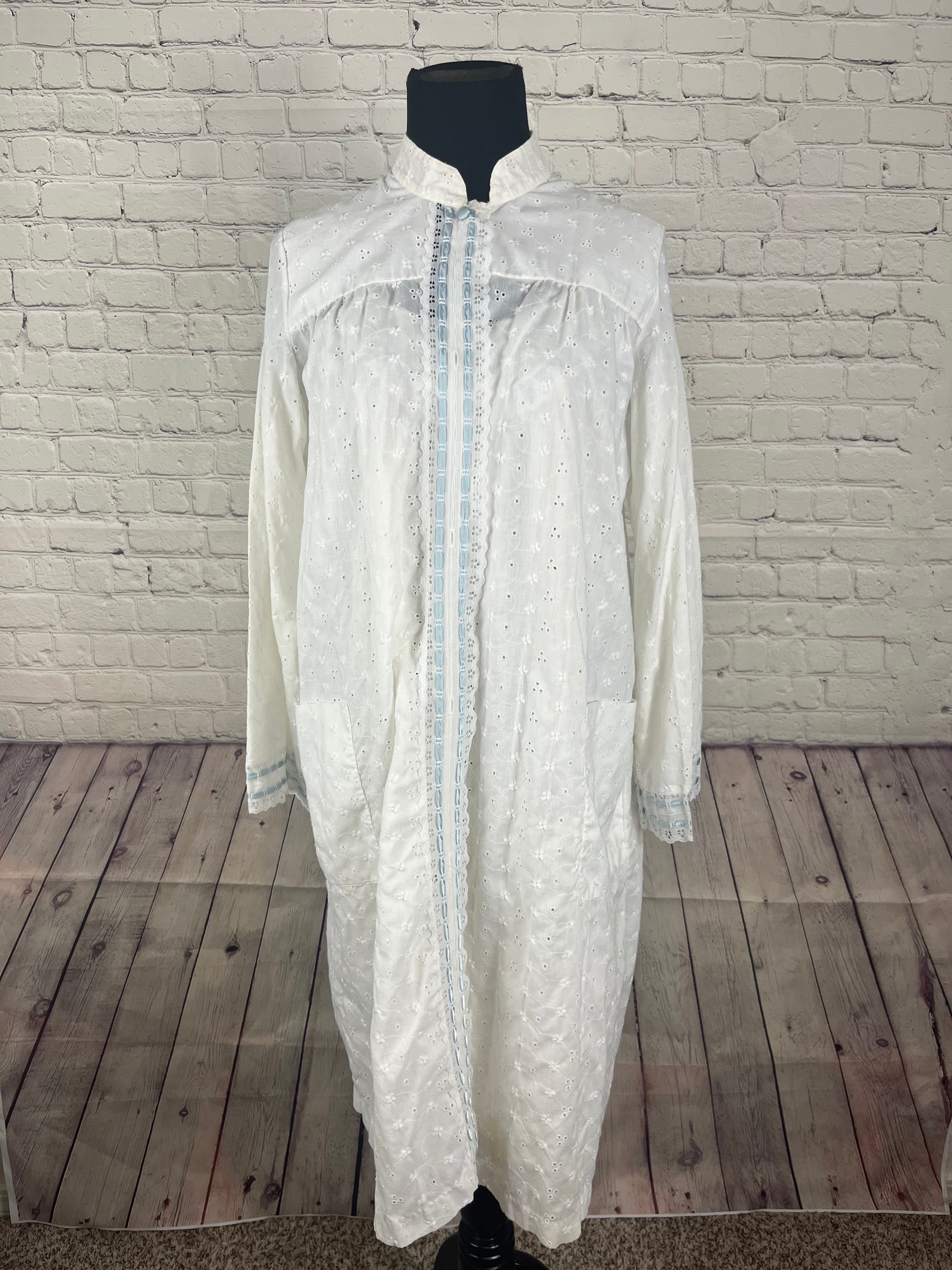 Vintage White Eyelet Nightgown & Robe Set — Two Piece (No Tags)