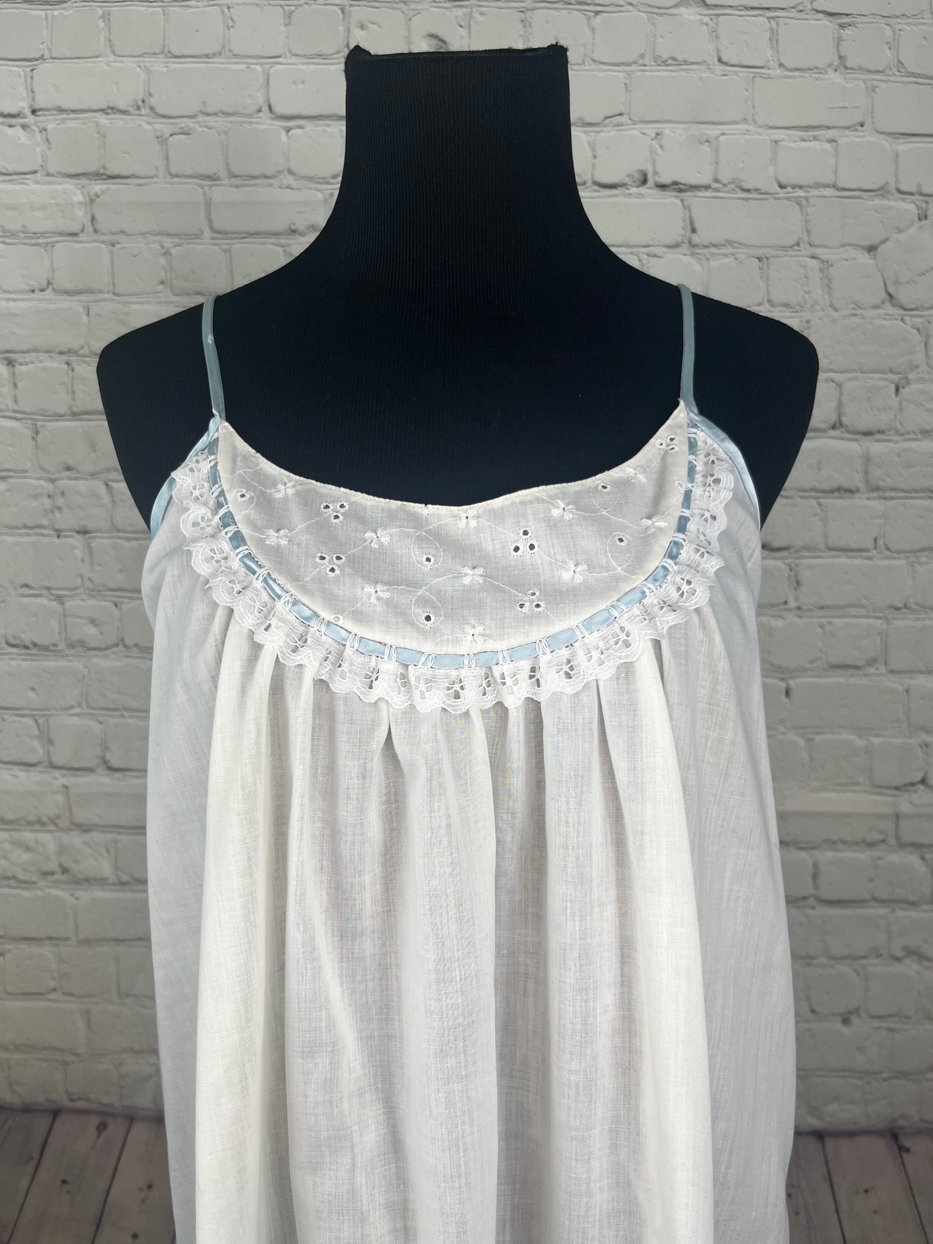 Vintage White Eyelet Nightgown & Robe Set — Two Piece (No Tags)