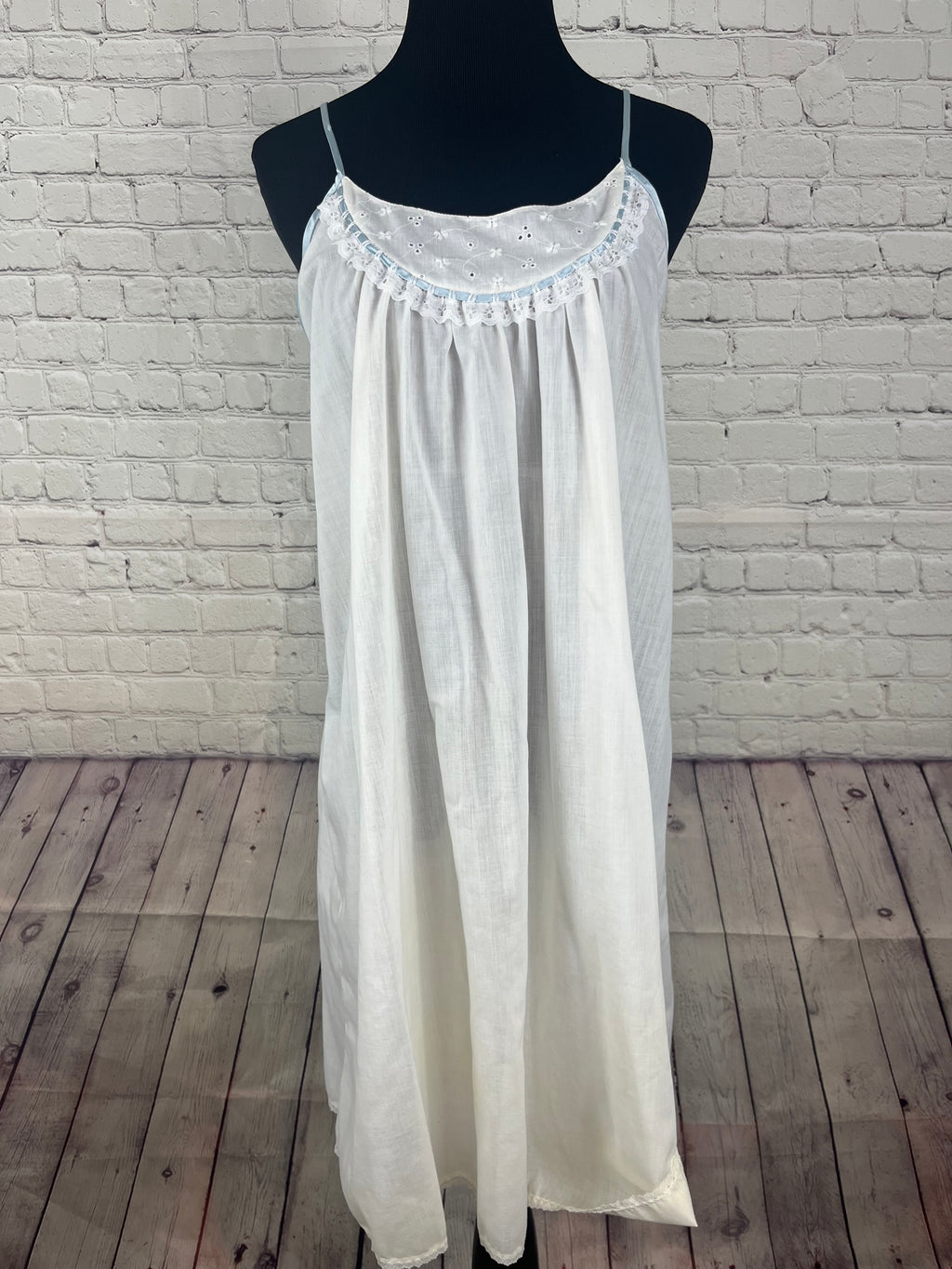 Vintage White Eyelet Nightgown & Robe Set — Two Piece (No Tags)